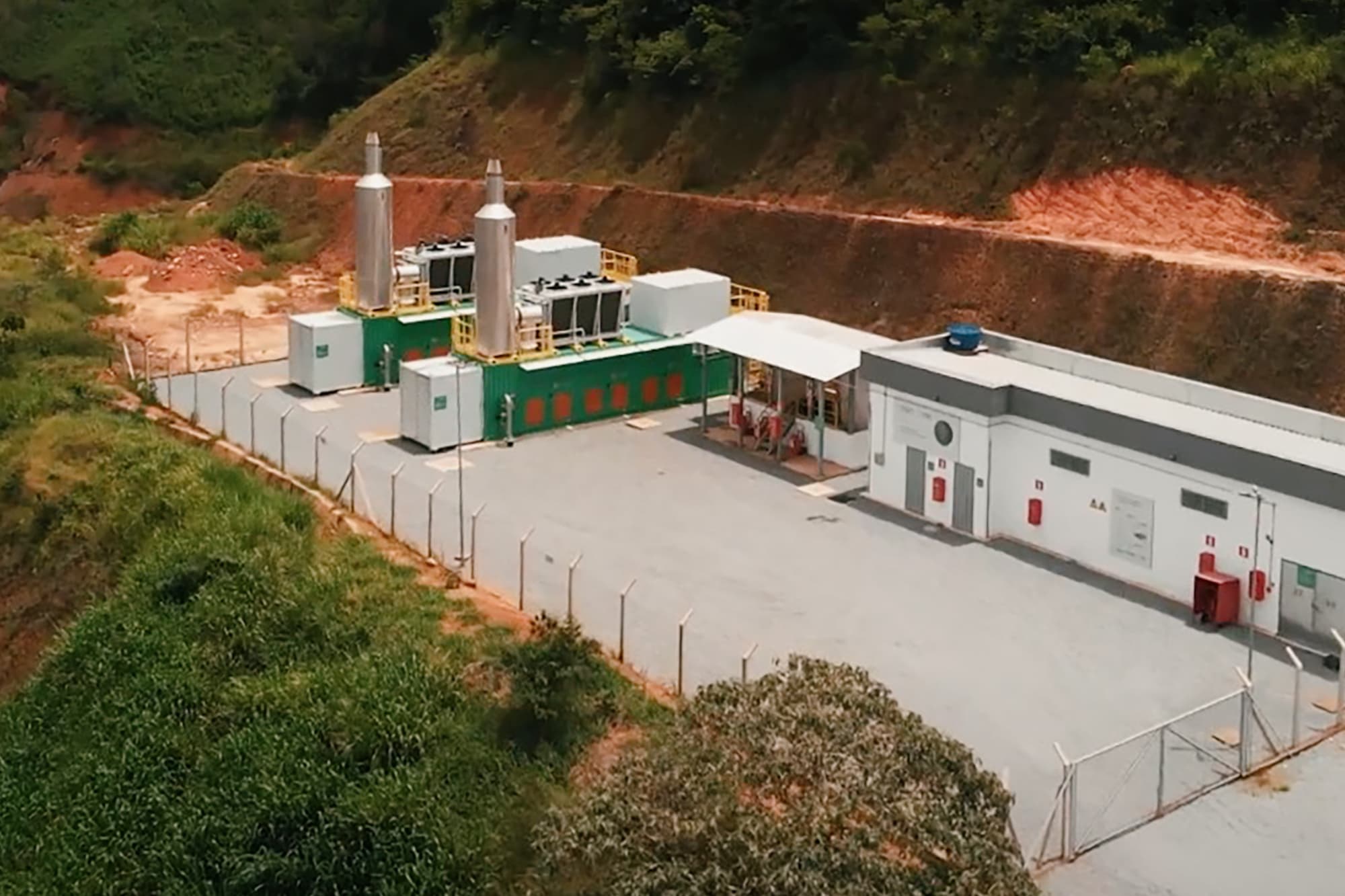 Aerial view of the Macaúbas landfill gas facility surrounded by dense vegetation.